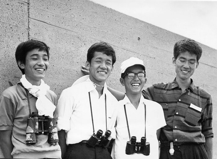 シギ・チドリの観察に夢中になった高校時代。左から2番目が上田会長