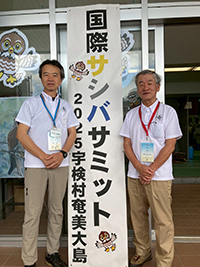 サシバサミット会場入り口にて(右が上田会長、左が私)