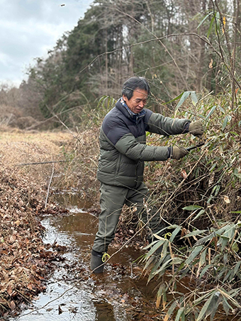 土水路の維持管理作業（法面の草の刈払い）
