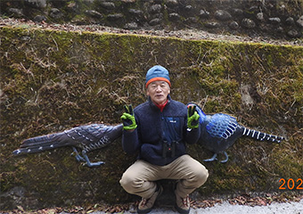 里山にあったミカドキジのレリーフで記念撮影