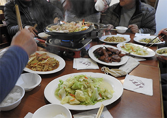 ツアーで台湾料理を囲む。