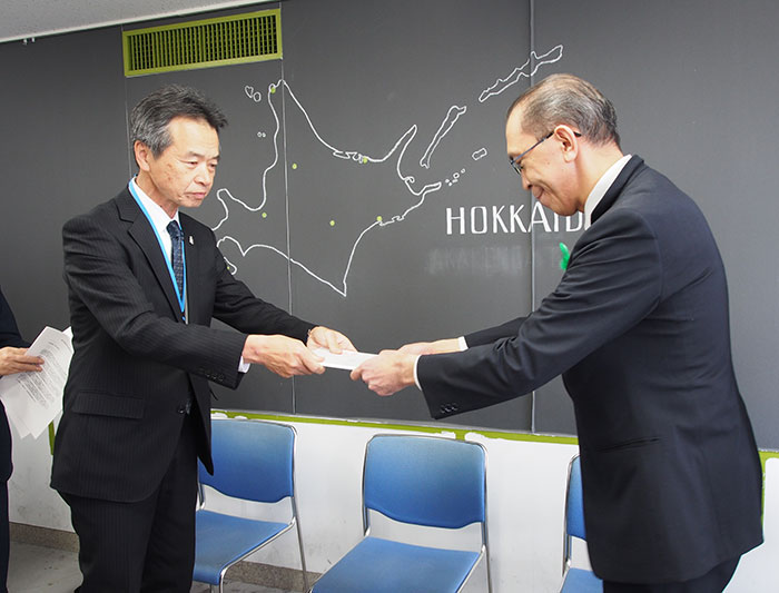 北海道へ要望書を受け渡す