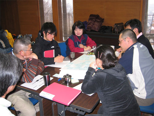 �O���[�v���[�N�����Ă���l�q