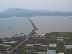 海を分断する7㎞の潮受け堤防