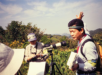探鳥会で解説する友の会メンバー(中里幹久現事務局長1995年10月)